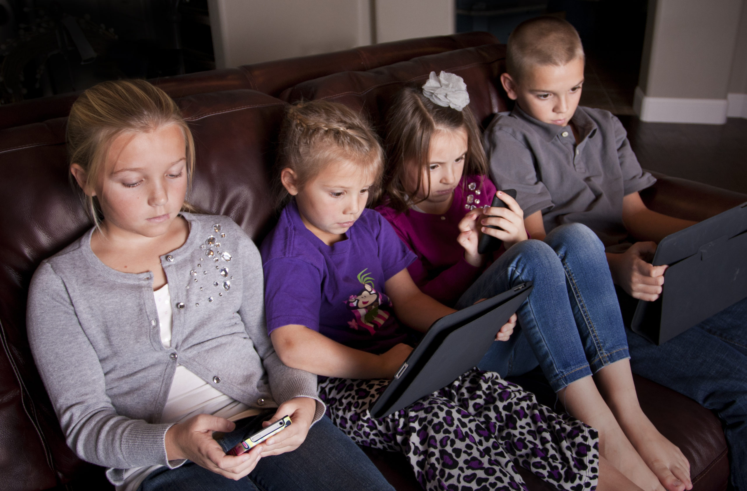 Fire barn på hver sin smartelefon