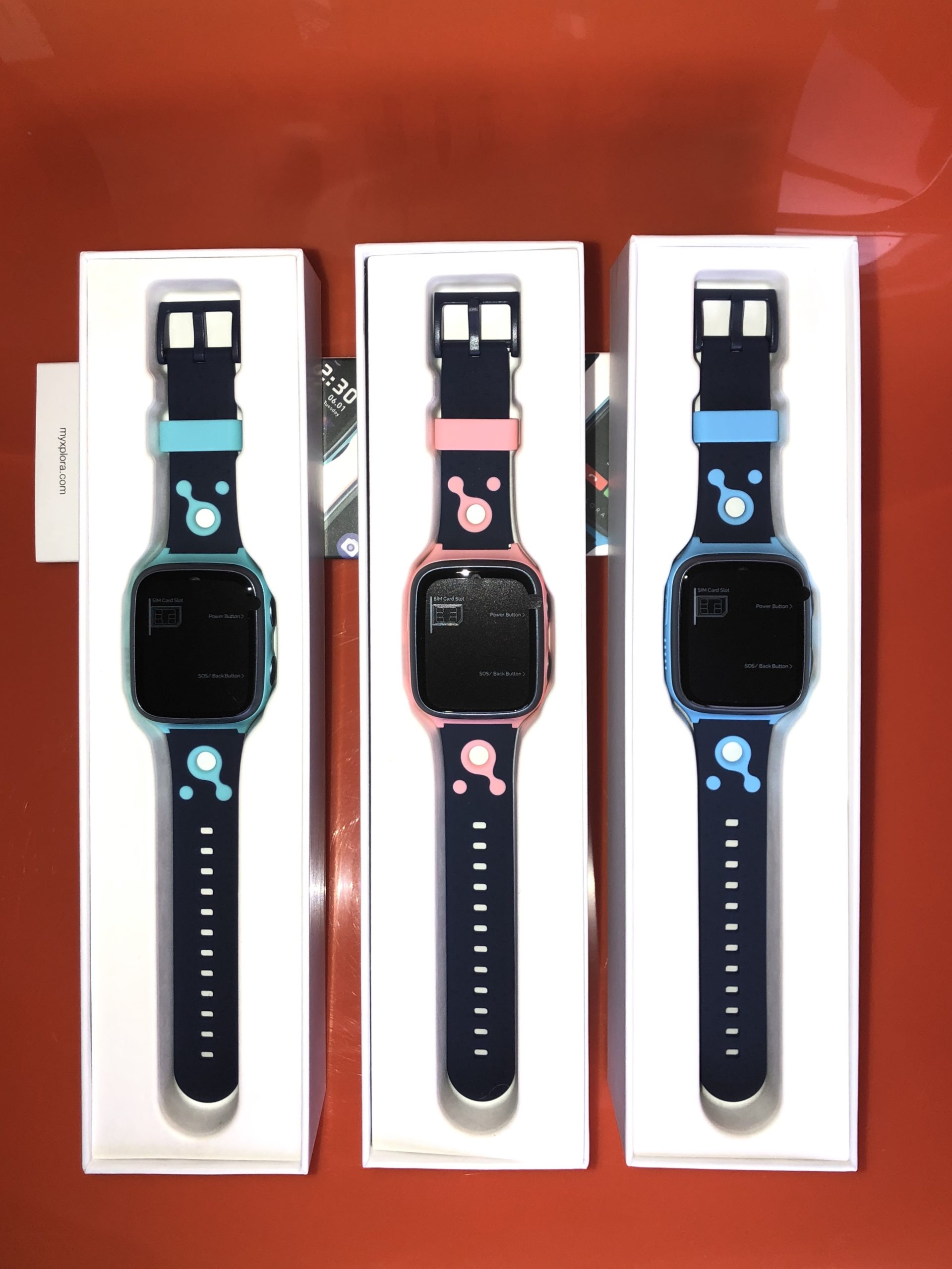 Tre smartklokker fra Xplora i fargene turkis, rosa og blå.
