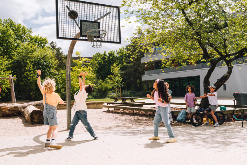 Børn med xplora ur spiller basket